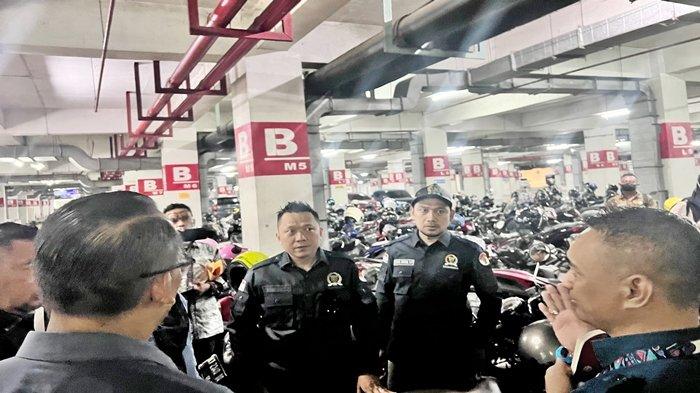 PARKIR LIAR SAMARINDA - Tinjauan lapangan Pansus LKPj DPRD Samarinda ke area parkir Bigmall Samarinda, Jalan Untung Suropati No. 08, Karang Asam Ulu, Kecamatan Sungai Kunjang, Kota Samarinda, Provinsi Kalimantan Timur pada Kamis (25/4/2024). Secara tata ruang, Bigmall Samarinda memiliki kapasitas parkir yang luas, dengan daya tampung 3.000 unit untuk kendaraan roda dua dan 2.000 unit untuk kendaraan roda empat.