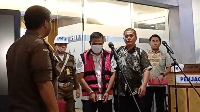 TERSANGKA BARU KORUPSI TIMAH - Salah satu daru 5 tersangka baru korupsi timah yang diumumkan Kejagung, Jumat (26/4/2024). Dari lima tersangka baru korupsi timah ini, nama Hendry Lie, bos Sriwijaya Air termasuk dalam daftar. Namun, hingga kini Hendry Lie belum diketahui keberadaannya.