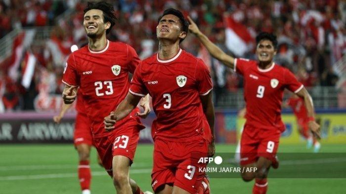 Bek Indonesia Muhammad Ferarri (tengah) melakukan selebrasi bersama rekan satu timnya setelah mencetak gol yang kemudian dianulir setelah tinjauan VAR pada laga semifinal Piala Asia U23 AFC Qatar 2024 antara Indonesia dan Uzbekistan di Stadion Abdullah Bin Khalifa di Doha pada 29 April 2024.