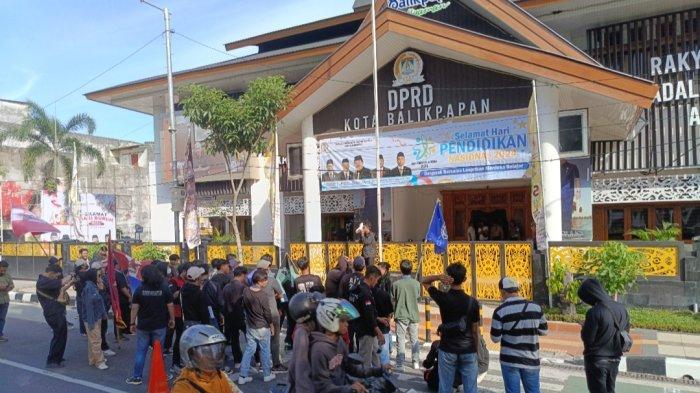 DEMO HARI BURUH - Puluhan mahasiswa yang tergabung dalam Aliansi Balikpapan Bersuara menggelar aksi damai di depan gedung DPRD Balikpapan, Jalan Jenderal Sudirman, Kota Balikpapan, Provinsi Kalimantan Timur pada Rabu (1/5/2024). Menuntut tindak tegas perusahaan yang tidak terdaftar di Disnaker Kota Balikpapan dan segera revisi PP nomor 51 tahun 2023 tentang pengupahan.