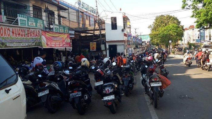 Kendaraan yang parkir di Jalan Pahlawan, Kota Samarinda, Kalimantan Timur. Kebijakan parkir berlangganan diberlakukan, Dishub Samarinda sebut ratusan pemilik kendaraan telah mendaftar.