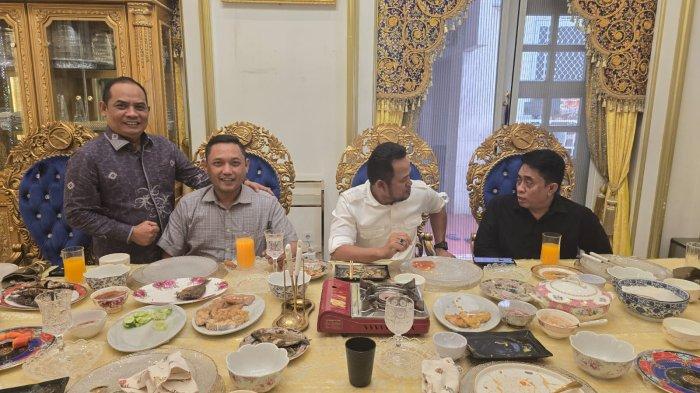 PILGUB KALTIM 2024 - Rudy Mas'ud saat bertemu Seno Aji yang didampingi Sulaeman Hattase di Jakarta beberapa waktu lalu. Wakil Ketua DPD Gerindra Kaltim, Sulaeman Hattase, mengungkapkan pertemuan dua figur politik Kalimantan Timur ini tak lain membicarakan soal politik, membangun komunikasi untuk kontestasi Pilgub Kaltim 2024.