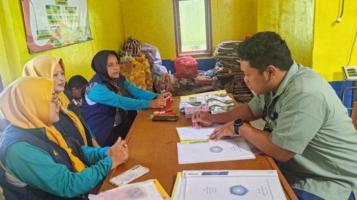 VIRUS PRO LINGKUNGAN - Daniel Angga Sembara, CSR Section Head PT Kalimantan Prima Persada saat berdialog dengan pengurus Bank Sampah binaan PT Pamapersada Nusantara di Dusun Kawista, Wonosobo, Jawa Tengah