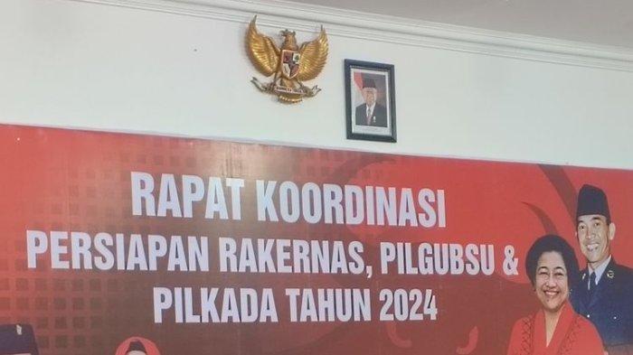 Foto Presiden Jokowi tidak dipasang saat proses penyerahan formulir bakal calon gubernur Sumut di DPD PDIP Sumut, Senin (6/5/2024). Di tembok Aula Bung Karno DPD PDIP hanya terlihat foto Wakil Presiden Ma'ruf Amin dan lambang negara Garuda Pancasila.