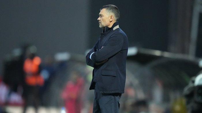 KABAR AC MILAN - Pelatih Rossoneri, Sergio Conceicao. Sergio Conceicao mulai kebingungan menangani AC Milan, setelah sederet hasil minor yang didapatkan Rafael Leao dkk. (X/Porto)