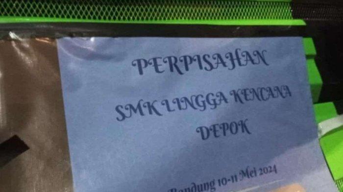 Kertas bertuliskan SMK Lingga Kencana Depok di bus yang mengalami kecelakaan maut di Ciater, Subang, Sabtu 11 Mei 2024, sekitar pukul 18.45 WIB.