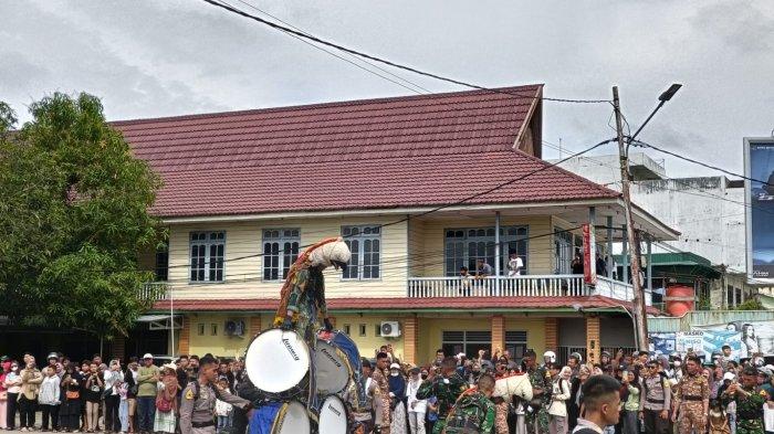 LATSITARDANUS PASER - Ratusan masyarakat yang antusias menyaksikan penampilan peserta Kirab Drumband Yontarlat III Elang Latsitardanus XLIV/2024, di Jalan Yos Sudarso, Kecamatan Tanah Grogot, Kabupaten Paser, Kalimantan Timur, Minggu (12/5/2024).