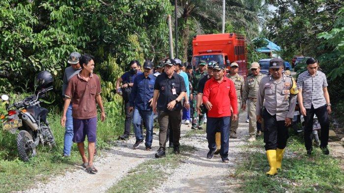Pj Bupati PPU Makmur Marbun saat mengecek lokasi banjir di Desa Gunung Mulia Kecamatan Babulu, Penajam Paser Utara, Selasa (14/5/2024).