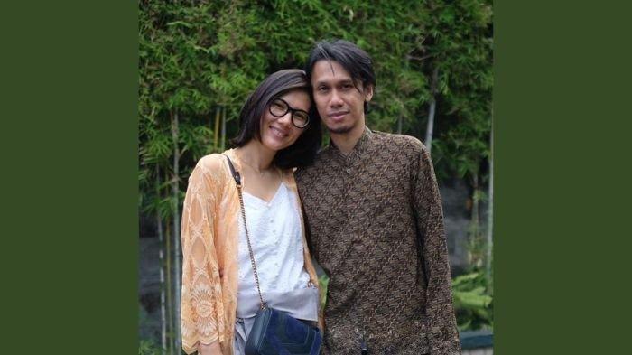Sarah Diorita, bersama suaminya.