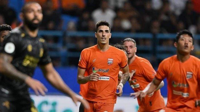 Aksi bek Borneo FC, Silverio dan Muhammad Alfharezzi Buffon pada pertandingan Borneo FC kontra Madura United di Stadion Batakan Balikpapan, Kalimantan Timur, Minggu (19/5/2024) malam.