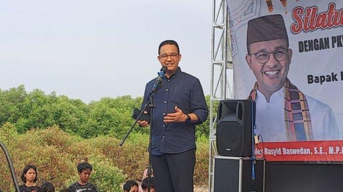 Anies Baswedan saat menghadiri acara silaturahmi dan halal bihalal dengan PKL dan Warga Kampung Jaringan Rakyat Miskin Kota di Kampung Marlina, Minggu (19/5/2024). PDI-P buka peluang usung Anies Baswedan di Pilgub Jakarta. Anies diminta mendaftar untuk mendapat dukungan PDIP