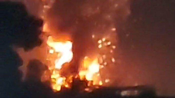 Tangkap layar video amatir kebakaran hebat di kilang Pertamina Balikpapan yang tersebar di berbagai media sosial, Sabtu (25/5/2024) dini hari.