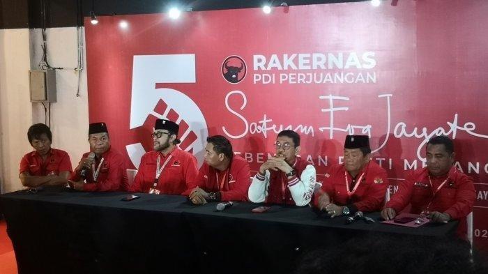 Adian Napitupulu (paling kiri) bersama Ketua DPD PDIP Jawa Barat Ono Surono, Ketua DPD Kalimantan Selatan Lasarus, Ketua DPD Sumatera Utara Rapidin Simbolon, Ketua DPD Sulawesi Selatan, Andi Ridwan Wittiri, Ketua DPD Maluku Benhur G. Watubun, Ketua DPD Papua Barat Daya Yoppy Ones di Rakernas-V PDIP hari kedua di Beach City International Stadium Ancol Jakarta Utara pada Sabtu (25/5/2024).
