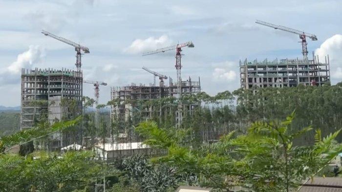BANGUN IKN NUSANTARA - Pembangunan gedung-gedung di kawasan IKN Nusantara, Kalimantan Timur.
