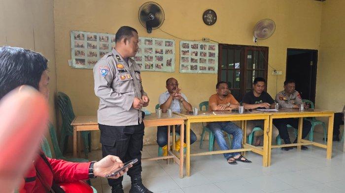 Suasana musyawarah antara warga RT 48 Kelurahan Karang Joang dengan pihak proyek pembangunan jalan tol IKN segmen 3A berlangsung serius namun kondusif, Sabtu (25/5/2024). Warga menyampaikan keluhan terkait dampak debu dan kerusakan jalan akibat proyek, sementara pihak proyek menyatakan komitmen untuk segera menindaklanjuti permintaan warga.