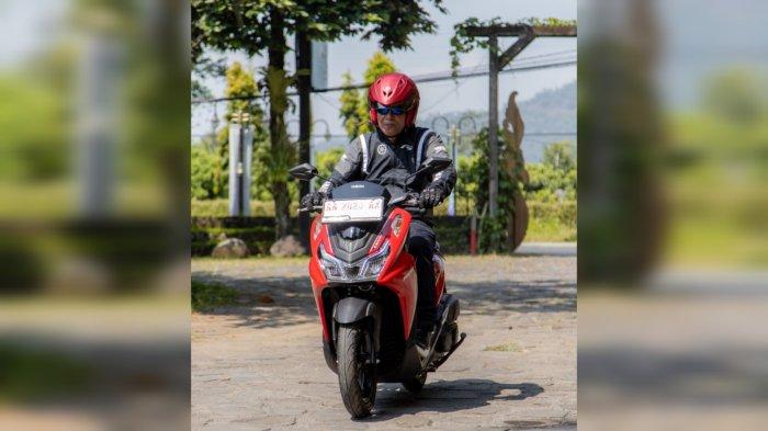 Memakai LEXi LX 155 memberikan pengalaman berkendara menyenangkan bagi Gus Paox Iben.