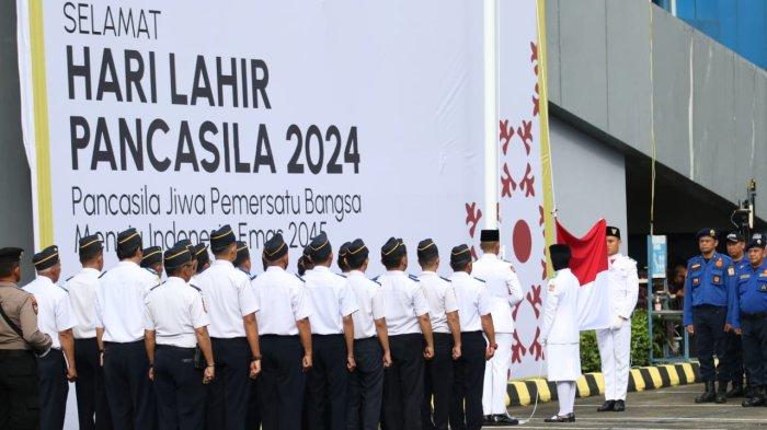 Sekretaris Daerah Kota (Sekdakot) Muhaimin bertindak sebagai inspektur upacara peringatan Hari Lahir Pancasila, di Halaman Kantor Dinas Perhubungan (Dishub) Balikpapan, Kalimantan Timur.