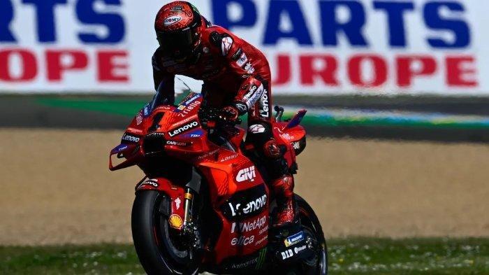 Francesco 'Pecco' Bagnaia saat membalap di Sirkuit Le Mans. Bagnaia memenangkan hasil MotoGP Italia 2024 dan melengkapi hattrick kemenangannya di Mugello, Minggu (2/6/2024).