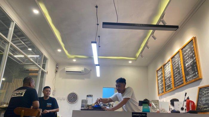 Suasana Rutaba Caffe and Eatery, Sabtu (1/6/2024), kafe inovatif di Rutan Balikpapan yang dikelola dan dihibur oleh para narapidana terlatih. Sajian kopi enak, kudapan lezat, dan live music setiap hari menjadi daya tarik kafe ini.