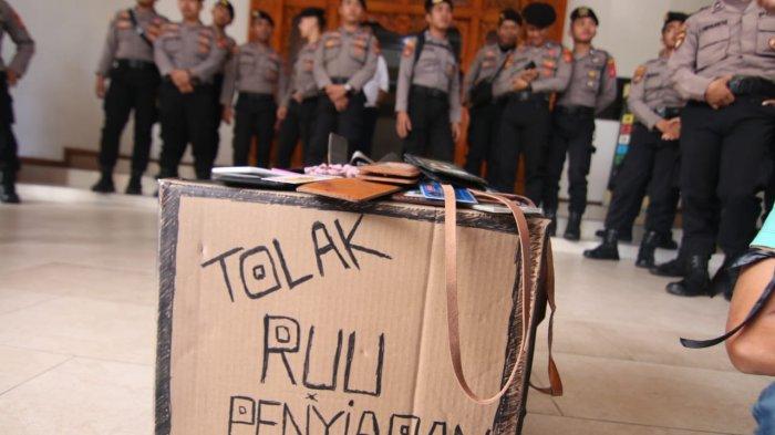 TOLAK RUU PENYIARAN - Para jurnalis yang tergabung dalam komunitas pers melakukan aksi damai di Kantor DPRD Balikpapan, Jalan Jenderal Sudirman, Kota Balikpapan, Provinsi Kalimantan Timur pada Senin (3/6/2024) pagi. Isu demonstrasinya soal tolak RUU Penyiaran yang dianggap akan mengancam kebebasan pers.