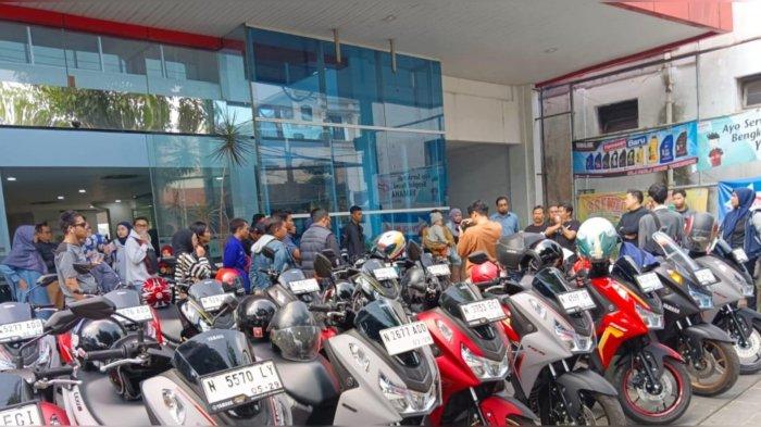 Memakai LEXi LX 155, weekend lalu puluhan peserta di Malang bersama-sama menikmati asyiknya mengendarai skutik premium MAXi Yamaha.