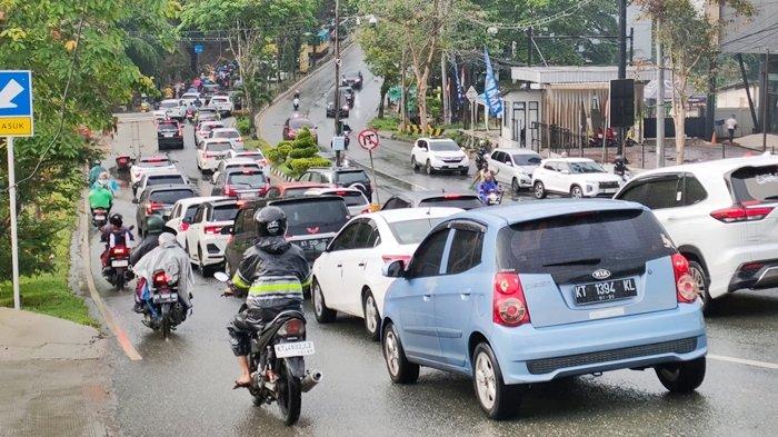 JALANAN BALIKPAPAN MACET - Ilustrasi kemacetan lalu-lintas di depan RSUD Kanujoso Djatiwibowo, Kota Balikpapan, Kalimantan Timur pada Senin 3 Juni 2024 pagi. Presiden Republik Indonesia, Joko Widodo atau Jokowi saat berada di Kota Balikpapan, mengingatkan potensi kemacetan lalu-lintas yang akan dihadapi oleh kota-kota di Indonesia pada masa mendatang, Selasa (4/6/2024) pagi.