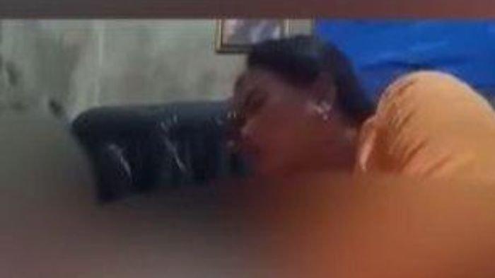 Video viral ibu baju oren cabuli anak kandung sendiri tersebar.
