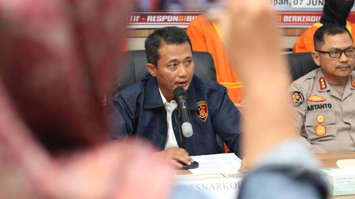 BARANG HARAM KUKAR - Diresnarkoba Polda Kaltim, Kombes Pol Arif Bastari, memaparkan kronologi pengungkapan jaringan narkoba antar Provinsi Kalimantan Utara dan Kalimantan Timur dengan barang bukti berupa barang haram 10 kg sabu, Jumat (7/6/2024). Dari interogasi pihak kepolisian, diketahui barang tersebut diperoleh dari seseorang berinisial R di Kendari, Sulawesi Tenggara.