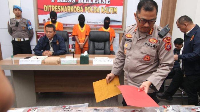 SABU 10 KG - Kabid Humas Polda Kaltim, Kombes Pol Artanto, menjelaskan bahwa pengungkapan jaringan narkoba ini berhasil menyelamatkan puluhan ribu jiwa dari bahaya narkoba, Jumat (7/6/2024).