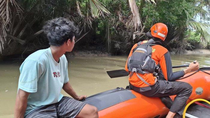 DITERKAM BUAYA ANGGANA - Tim Badan Pencarian dan Pertolongan Kelas A Balikpapan Petugas dibantu warga melakukan pencarian di perairan Bagusung Tanjung Pemerung Desa Sepatin, Anggana, Kukar, Provinsi Kalimantan Timur pada Kamis 6 Juni 2024.