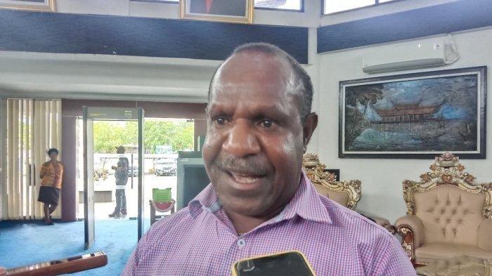 Peniel Waker, sosok calon kuat di Pilkada Puncak Papua Tengah 2024 sebab meraih elektabilitas tertinggi.