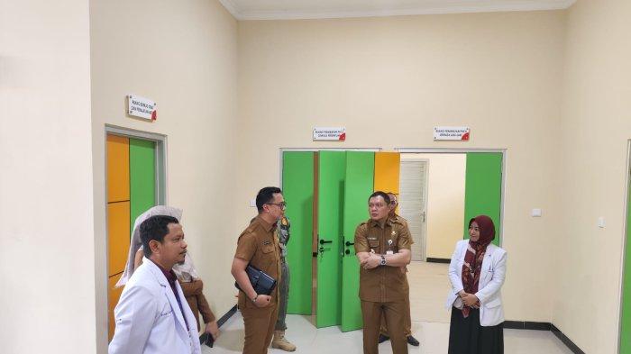 TINJAU PROYEK PASER - Bupati Paser, Fahmi Fadli saat melakukan safari pembangunan dengan meninjau hasil pengerjaan 3 proyek fisik penting dalam wilayah dalam peningkatan pelayanan masyarakat di Kabupaten Paser, Kalimantan Timur pada Senin (10/6/2024).