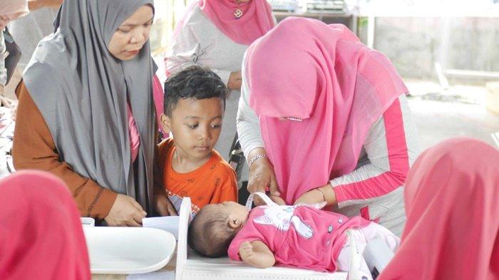Kegiatan Gerakan Intervensi Serentak Pencegahan Stunting di Posyandu Kasih Ibu 1 di RT 5, Kelurahan Tanjung Laut Indah, Rabu (12/6/2024).