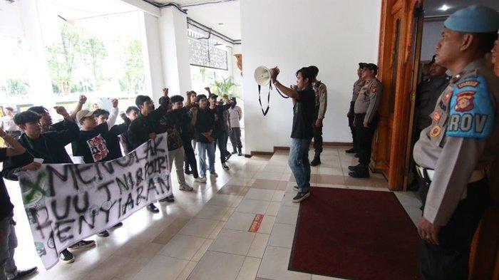 Sejumlah mahasiswa yang terhimpun dalam HMI Balikpapan menggelar aksi unjuk rasa di depan gedung DPRD, Kamis (13/6/2024). mereka menyampaikan aspirasi dengan pengeras suara dan spanduk berisi tuntutan.