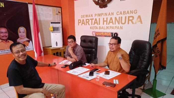 PILKADA BALIKPAPAN 2024 - Berbincang dengan Ketua DPC Hanura Balikpapan, Sarifuddin Oddang (kaos hitam), drg. Syukri Wahid (kanan) dan Joy Nashar (tengah) menjadi dua dari tiga kandidat bakal calon Walikota Balikpapan yang diberikan surat tugas oleh DPP Hanura melalui DPC Hati Nurani kota Balikpapan di kantor DPC Hanura, Minggu (16/6/2024).TRIBUNKALTIM.CO/ZAINUL