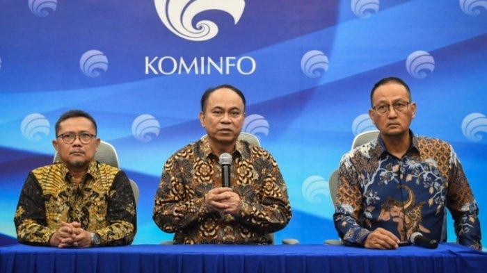 BLOKIR TELEGRAM DAN X - Menkominfo Budi Arie Setiadi (tengah) didampingi Direktur Jenderal Aplikasi Informatika Kemenkominfo Semuel Abrijani Pangerapan (kanan) dan Staf Khusus Menkominfo Jobpie Sugiharto (kiri) dalam konferensi pers Awas Hoaks Pemilu di Jakarta, Jumat (27/10/2023).