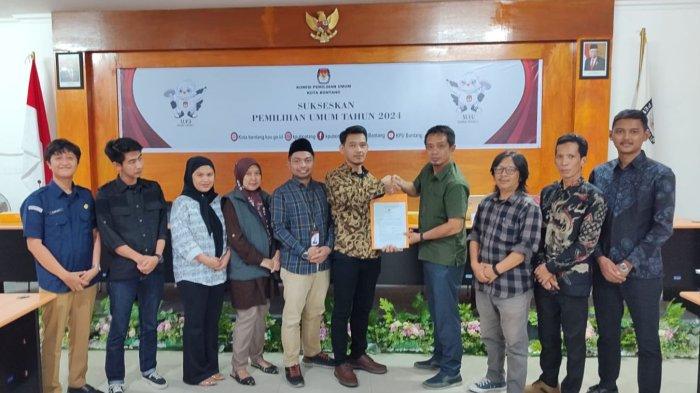 Ketua KPU Bontang Muzarroby Renfly menyerahkan berita acara hasil pleno, terkait hasil vermin bacalon Basri-Chusnul kepada Jasman Jafar, selaku perwakilan tim pemenangan perseorangan Basri Rase-Chusnul Dhinin, Selasa (18/6/2024). TRIBUNKALTIM.CO/HO//KPU Bontang
