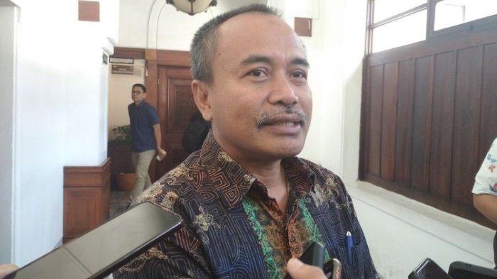 VIDEO ASUSILA SEKDA TAPUT - Kepala BKD Jabar, Sumasna usai rapat dengan Penjabat Gubernur Jabar Bey Machmudin di Gedung Sate, Kota Bandung, Jumat (21/6/2024). Kepala BKD Jabar jelaskan status dan nasib TS, PNS di PMD Jabar yang diduga ada dalam video asusila mirip Sekda Tapanuli Utara (Taput).