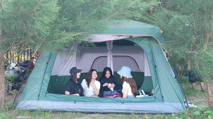 WISATA DI BALIKPAPAN - Sejumlah Warga yang Menikmati Suasana Pantai Lamaru Balikpapan dengan Fasilitas Glamping.