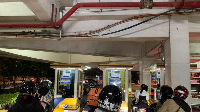 Antrean parkir non tunai di Bigmall Samarinda, Kalimantan Timur.