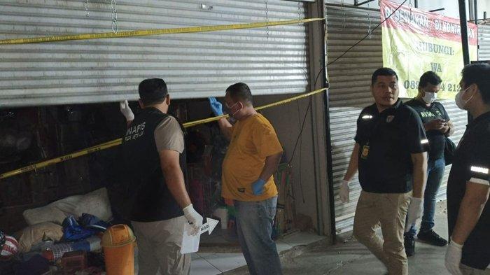 ANAK BUNUH AYAH - Lokasi penusukan seorang pria yang merupakan pedagang perabot di Duren Sawit, Jakarta Timur, Sabtu (22/6/2024).