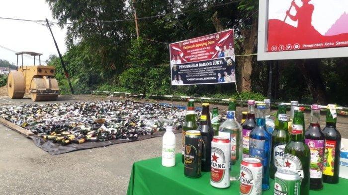 MIRAS DI SAMARINDA - Ilustrasi pemusnahan miras di Kota Samarinda, Kalimantan Timur. Walikota Andi Harun tegaskan, peredaran miras di Samarinda bisa membahayakan jika tidak diatur secara tegas. Akses miras hanya boleh pada kalangan tertentu karena itu perlu ada tempat khusus, Kamis (27/6/2024).