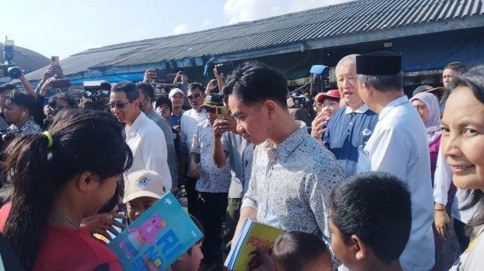 GIBRAN IKUTI PJ GUBERNUR JAKARTA - Gibran Rakabuming Raka bagikan buku ke anak-anak di Kamal, Penjaringan, Jakarta Utara, Jumat (28/6/2024).
