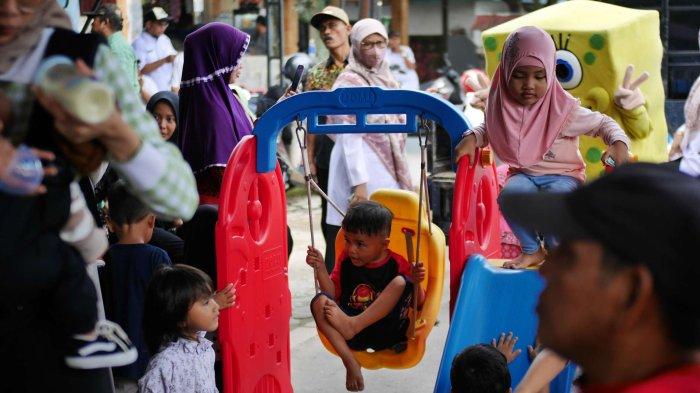 Ilustrasi - Petugas kesehatan melakukan penimbangan salah satu balita yang datang ke kegaiatan operasi timbang, di Posyandu Kasih Ibu di RT 5, Kelurahan Tanjung Laut Indah, awal Juni lalu.