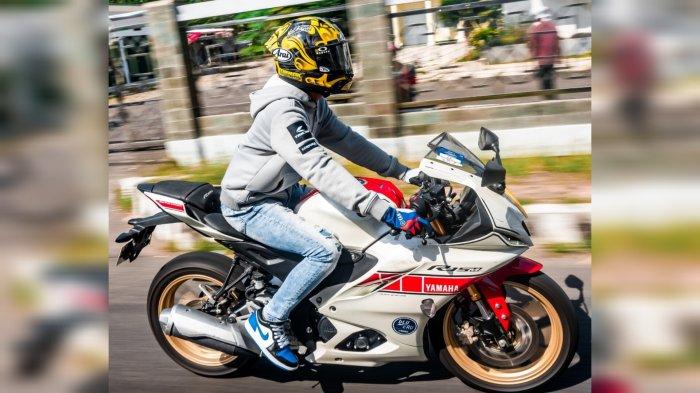 Komunitas Yamaha dan sejumlah siswa SMK Korpri Majalengka lalu menjajal sirkuit Cibatu dalam bLU cRU riding experience menggunakan R15 Connected Series.