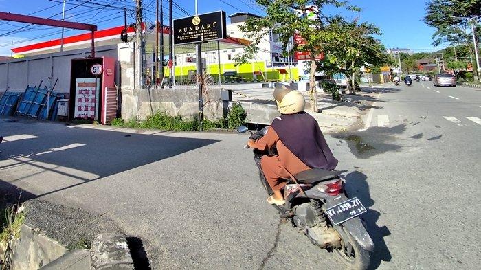 SPBU GRAHA INDAH - SPBU baru di Jalan MT Haryono, Graha Indah, Kota Balikpapan, Kalimantan Timur berdiri persis di samping akses masuk warga Gang Tumaritis. Warga khawatir keberadaan SPBU akan mengganggu kenyamanan dan menimbulkan kemacetan.