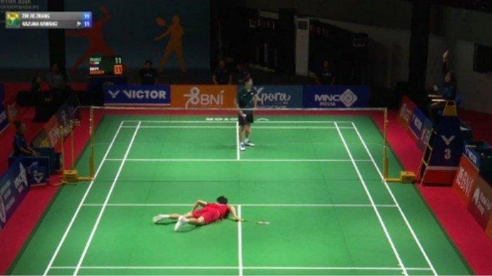 ZHANG ZHI JIE - Pemain muda China, Zhang Zhi Jie tiba-tiba ambruk dan mengalami kejang saat berhadapan dengan wakil Jepang, Kazuma Kawano di pertandingan pamungkas Grup D Kejuaraan Asia Junior 2024 , Minggu (30/6/2024).
