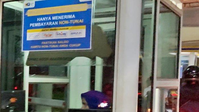 PARKIR NON TUNAI - Penerapan parkir non-tunai di Kota Samarinda, Kalimantan Timur mulai resmi diberlakukan di beberapa tempat. Masyarakat lebih banyak favorit menggunakan kartu uang elektronik ketimbang memapai aplikasi dompet digital.