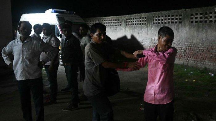 Seorang kerabat (kanan) berduka untuk orang yang dicintainya, yang meninggal dalam sebuah desak-desakan selama pertemuan keagamaan Hindu, di luar kamar mayat sebuah rumah sakit di Hathras, negara bagian Uttar Pradesh, India pada Rabu (3/7/2024). Setidaknya 116 orang tewas terinjak-injak dalam sebuah penyerbuan di sebuah pertemuan keagamaan Hindu yang penuh sesak di India utara pada tanggal 2 Juli, demikian ungkap para pejabat pemerintah, yang merupakan tragedi terburuk dalam lebih dari satu dekade terakhir.