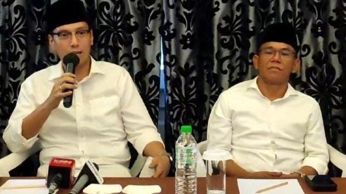 PILKADA MEDAN 2024 - Bakal Calon Wali Kota Medan, Rico Waas (kanan) dan wakilnya Zakiyuddin (kiri) saat memberikan keterangan pers di Hotel Grand Aston Medan, Rabu (3/7/2024). Nasdem dan Gerindra dukung ponakan Surya Paloh di Pilkada Medan 2024. Pasangan Rico-Zaki mohon doa.